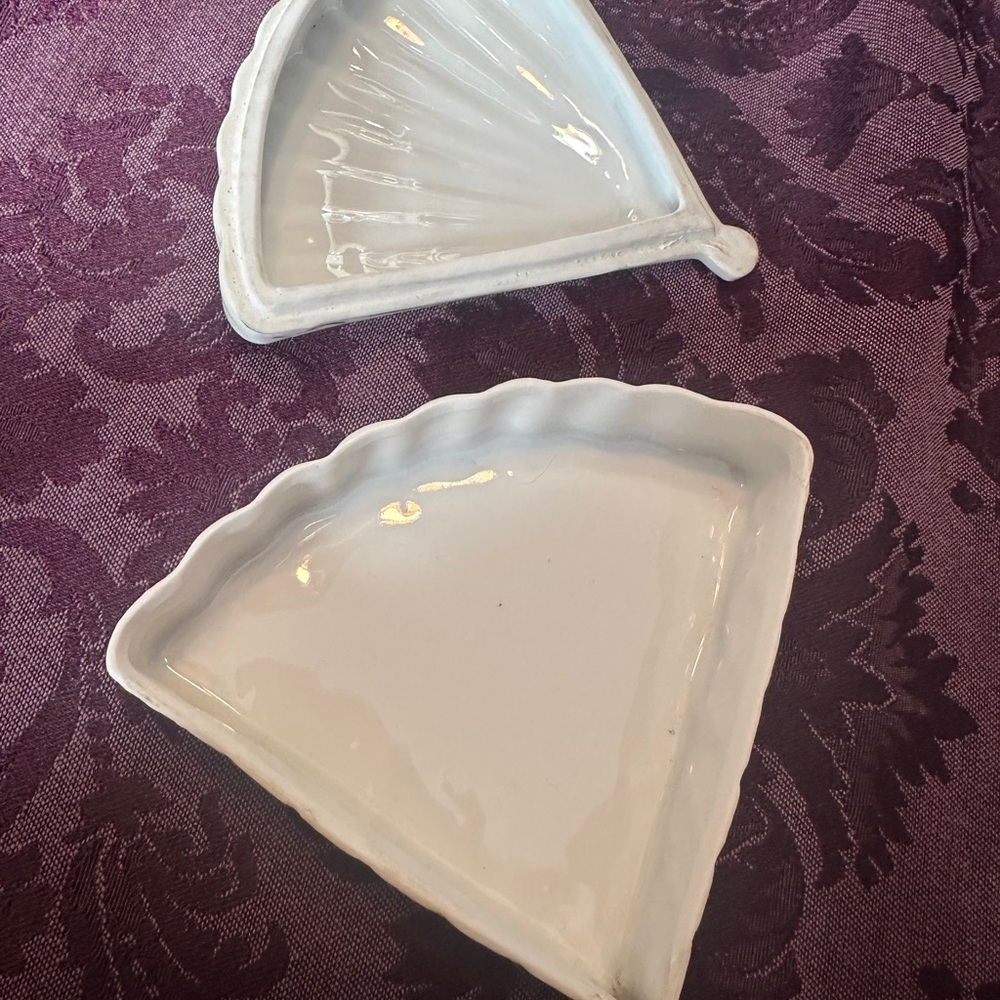 White vintage shell fan trinket box with floral design - Picture 3 of 6